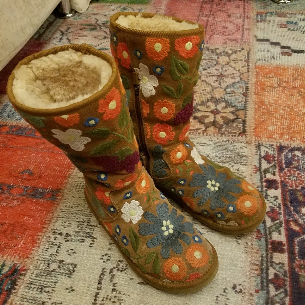 Rare embroidered Ugg Wahine